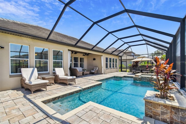 pool with an in ground hot tub, an outdoor hangout area, a patio area, and ceiling fan