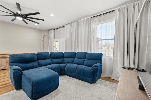 living room with recessed lighting, light wood finished floors, and ceiling fan