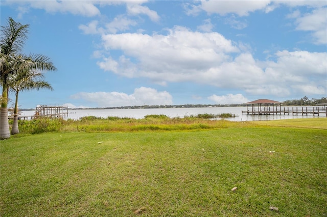 view of yard featuring a water view