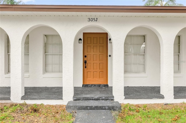 property entrance featuring stucco siding