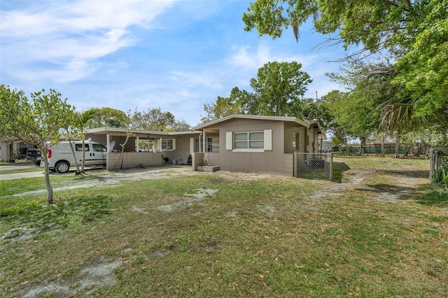 view of front facade featuring a front lawn and fence