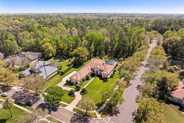 birds eye view of property featuring a forest view