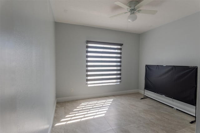 unfurnished bedroom featuring a ceiling fan and baseboards