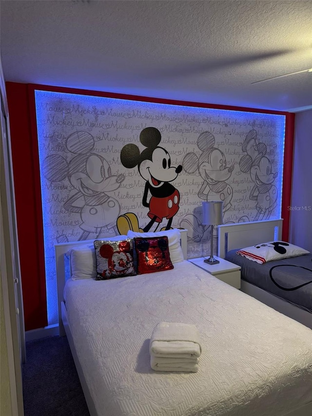 unfurnished bedroom featuring ceiling fan and a textured ceiling