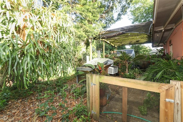 view of yard with an outbuilding