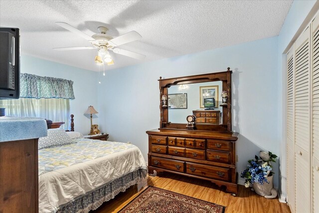 3748 Innisbrook Dr, Lakeland, FL 33810 - bedroom with wood finished floors, a closet, a textured ceiling, and a ceiling fan