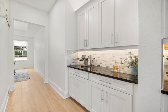 16689 Broadwater Ave, Winter Garden, FL 34787 - bar featuring decorative backsplash, baseboards, and light wood-style flooring