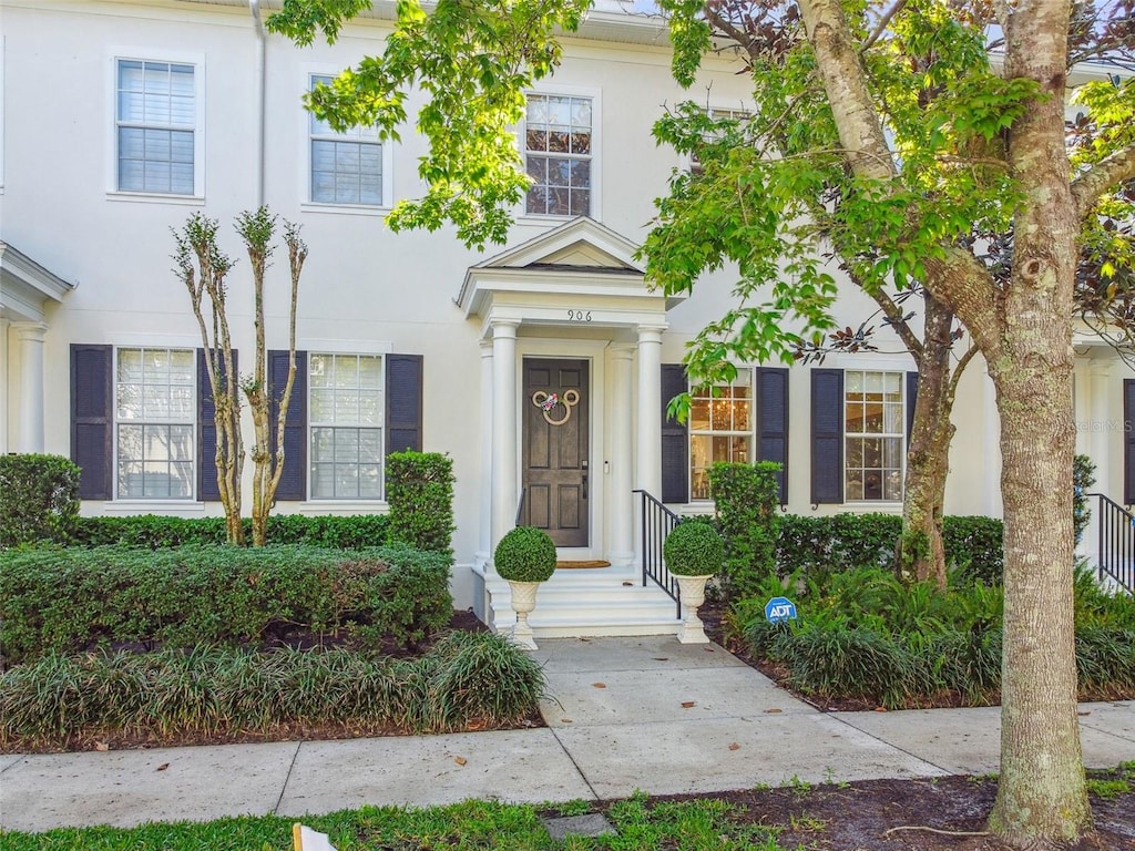 view of front facade featuring stucco siding