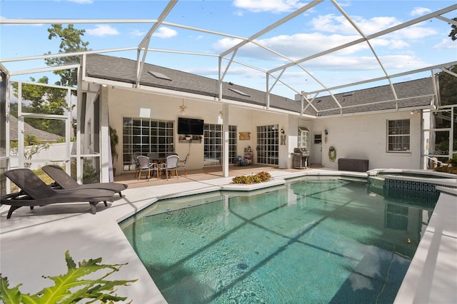551 Wheatstone Pl, Orlando, FL 32835 - view of swimming pool with a pool with connected hot tub, a patio, and a lanai