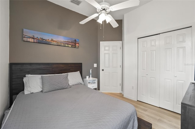 551 Wheatstone Pl, Orlando, FL 32835 - bedroom with light wood-style flooring, a closet, ceiling fan, and visible vents