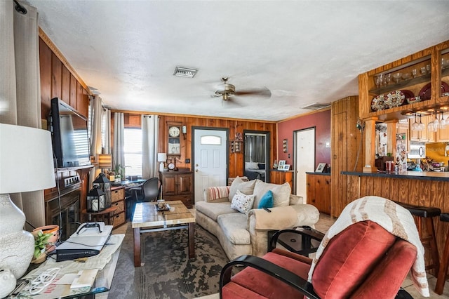5224 29th Ave S, Gulfport, FL 33707 - living area with visible vents and a ceiling fan