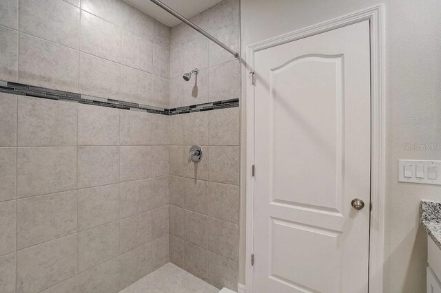 full bathroom featuring tiled shower