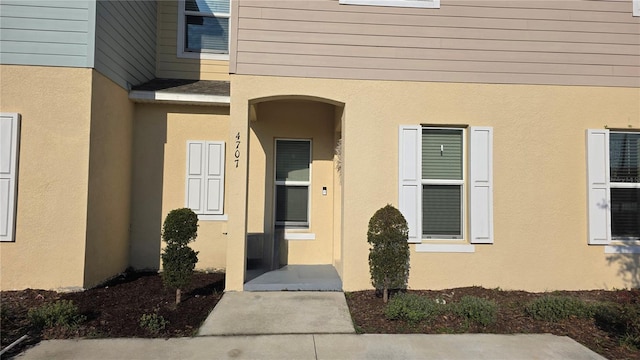 view of exterior entry with stucco siding