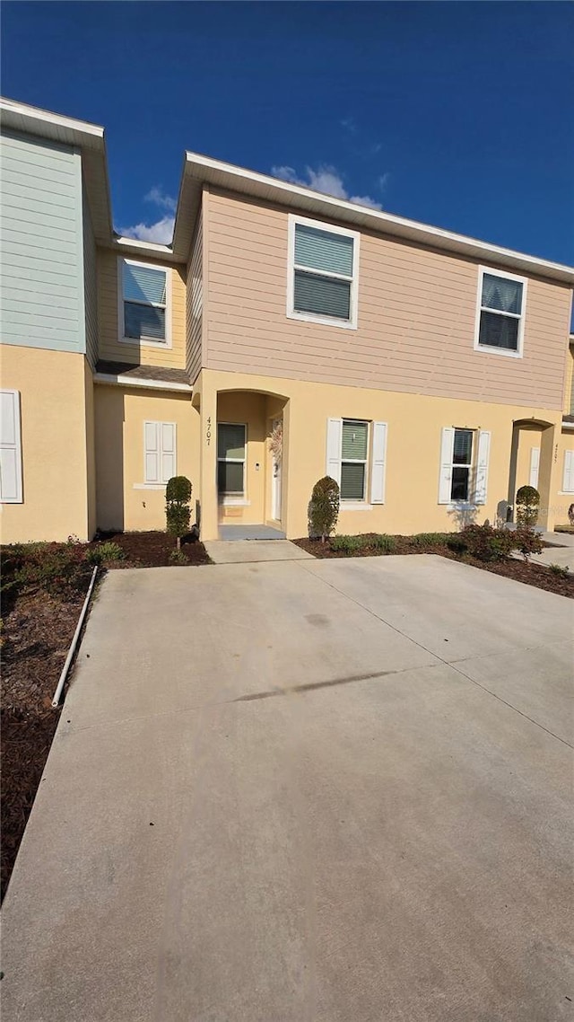 view of front of property featuring stucco siding