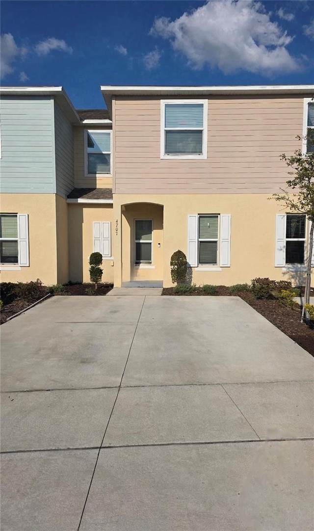 townhome / multi-family property featuring stucco siding