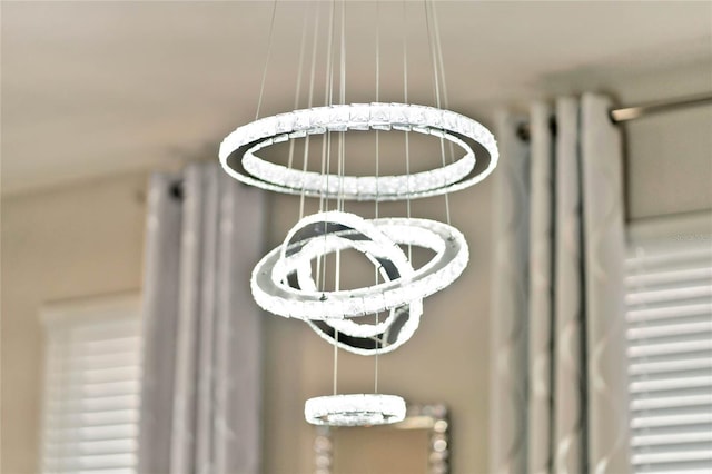 room details featuring an inviting chandelier