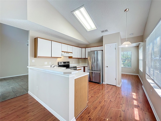 358 Morning Creek Cir, Apopka, FL 32712 - kitchen featuring visible vents, light countertops, light wood-style flooring, appliances with stainless steel finishes, and a peninsula