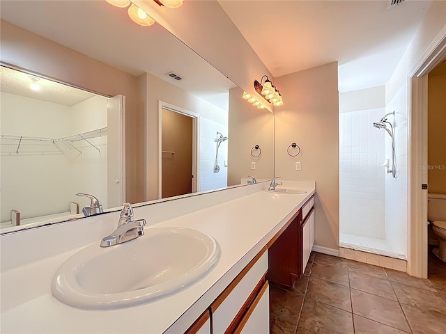 358 Morning Creek Cir, Apopka, FL 32712 - bathroom featuring tiled shower, toilet, visible vents, and a sink