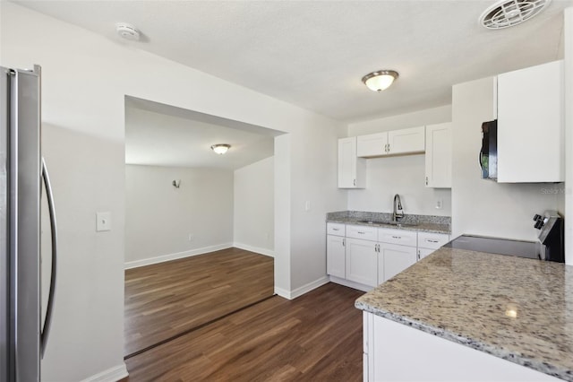 kitchen with visible vents, white cabinets, a sink, and appliances with stainless steel finishes
