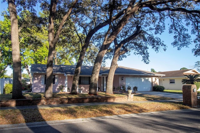 613 Andrew St, Altamonte Springs, FL 32714 - ranch-style home featuring a garage and concrete driveway