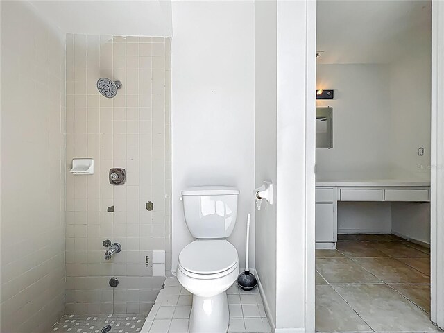 2253 Atrium Cir, Orlando, FL 32808 - full bath with a tile shower and toilet