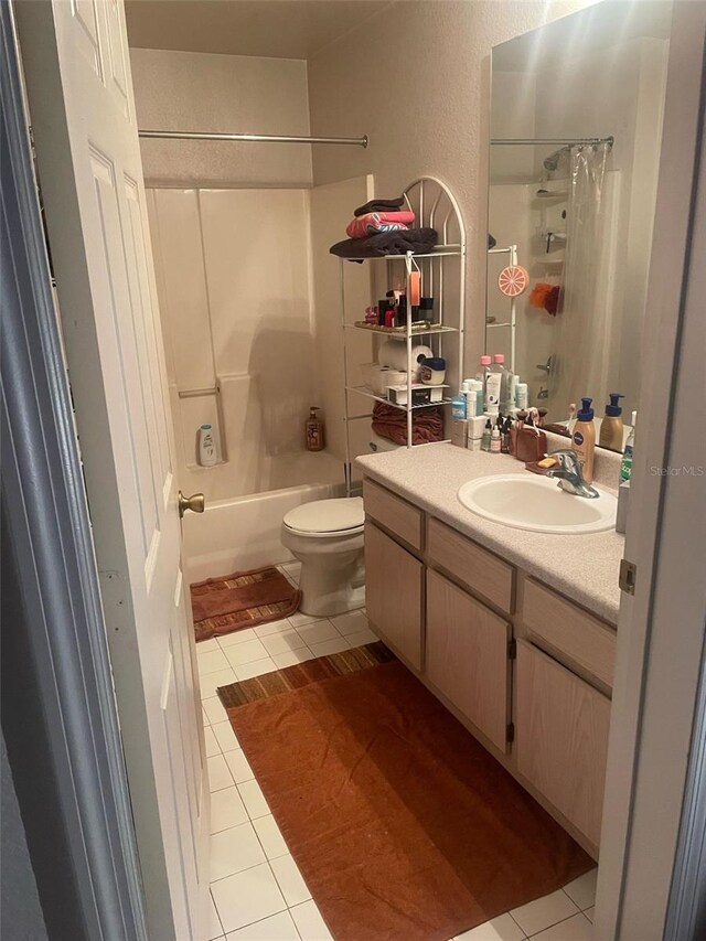5471 Vineland Rd Unit 7108, Orlando, FL 32811 - full bath featuring toilet, vanity, shower / bath combination with curtain, a textured wall, and tile patterned flooring