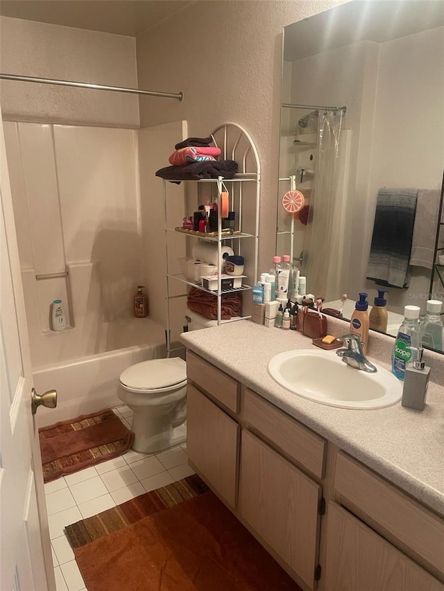 5471 Vineland Rd Unit 7108, Orlando, FL 32811 - full bathroom with tile patterned floors, toilet, vanity, shower / tub combo, and a textured wall