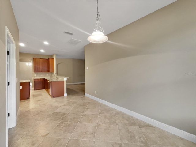 30411 Gidran Ter, Mount Dora, FL 32757 - interior space featuring visible vents, a sink, open floor plan, a peninsula, and light countertops