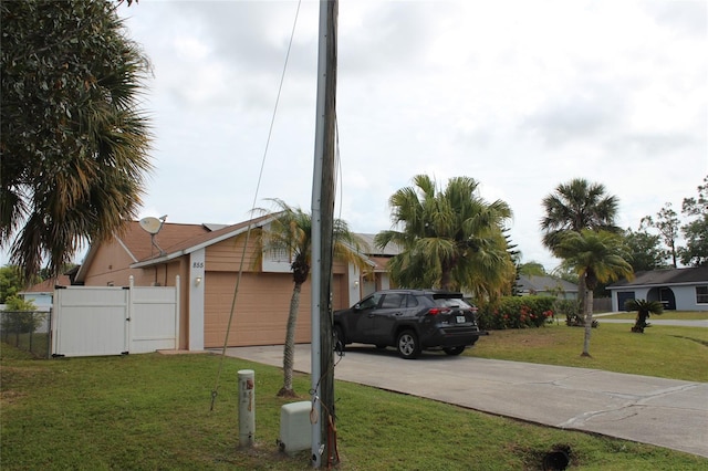 855 San Pedro Ct, Kissimmee, FL 34758 - view of front of property featuring driveway, a gate, and a front yard