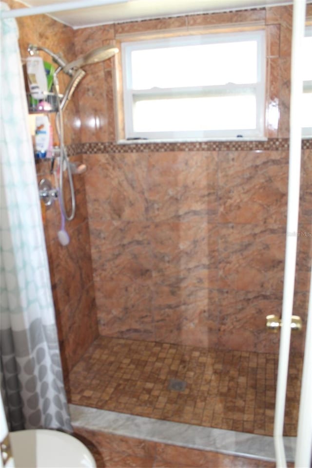 855 San Pedro Ct, Kissimmee, FL 34758 - bathroom featuring a tile shower