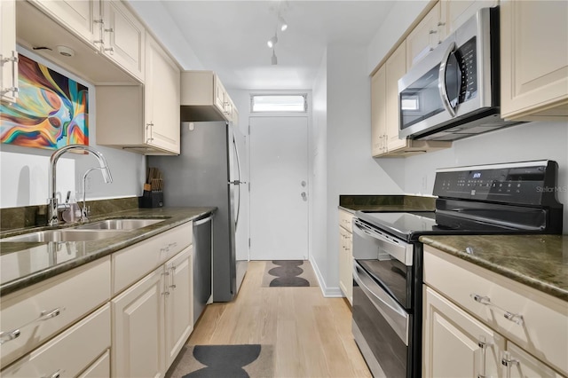 700 Melrose Ave Unit L-23, Winter Park, FL 32789 - kitchen with a sink, light wood-style flooring, and stainless steel appliances