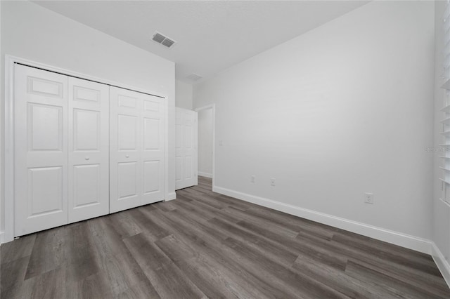 16407 SW 21st Terrace Rd, Ocala, FL 34473 - unfurnished bedroom featuring baseboards, dark wood-style floors, visible vents, and a closet