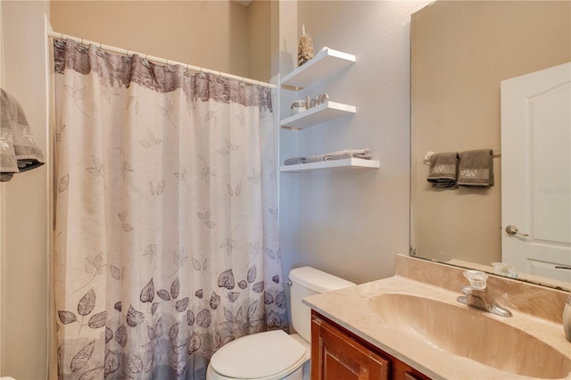 full bath featuring a shower with shower curtain, toilet, and vanity