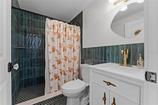 407 E Jersey St, Orlando, FL 32806 - full bath featuring toilet, vanity, a tile shower, tile patterned floors, and tile walls