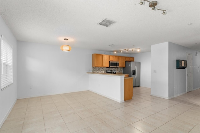 435 Tradition Ln, Winter Springs, FL 32708 - kitchen with stainless steel appliances, decorative backsplash, a textured ceiling, visible vents, and a peninsula