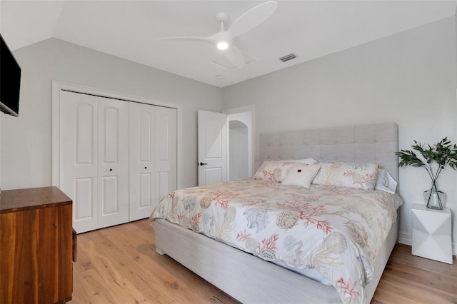 1570 Oakford Rd, Sarasota, FL 34240 - bedroom featuring light wood-style floors, a closet, a ceiling fan, and vaulted ceiling