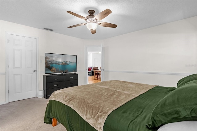 10400 Hunters Trail Ct, Orlando, FL 32817 - bedroom featuring visible vents, light colored carpet, a textured ceiling, and ceiling fan