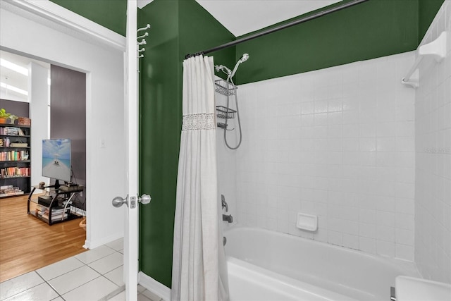 10400 Hunters Trail Ct, Orlando, FL 32817 - bathroom featuring tile patterned floors, baseboards, and shower / bath combo
