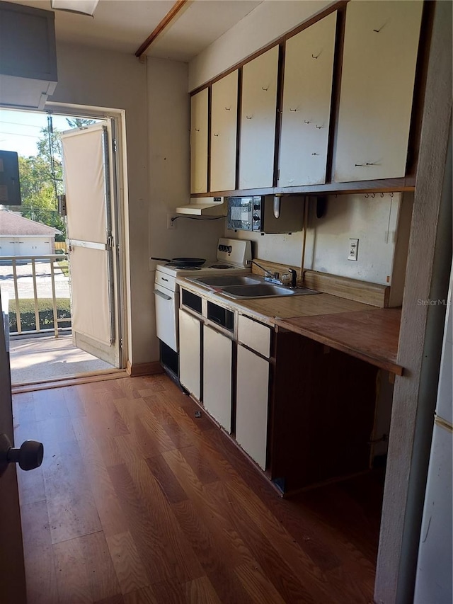 2155 Wood St Unit B4, Sarasota, FL 34237 - kitchen featuring white electric range, wood finished floors, a sink, and light countertops