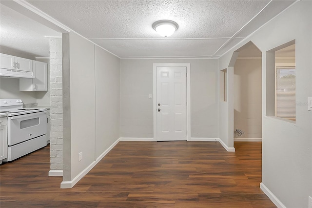 626 Marvin C Zanders Ave, Apopka, FL 32703 - entryway featuring baseboards, a textured ceiling, and dark wood finished floors