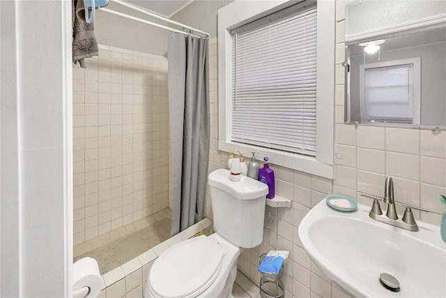 626 Marvin C Zanders Ave, Apopka, FL 32703 - full bath with a sink, decorative backsplash, a shower stall, tile walls, and toilet