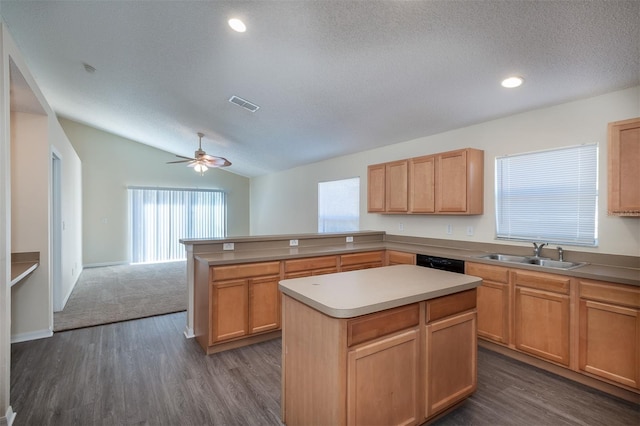 3199 Quail Dr, Deltona, FL 32738 - kitchen featuring lofted ceiling, visible vents, a sink, ceiling fan, and a peninsula