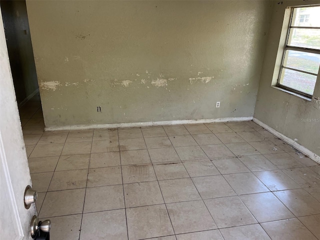 2918 E Waters Ave, Tampa, FL 33604 - empty room featuring baseboards