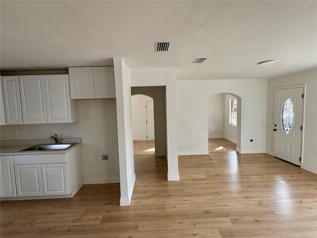 701 N 4th St, Haines City, FL 33844 - foyer featuring visible vents, arched walkways, and light wood-type flooring