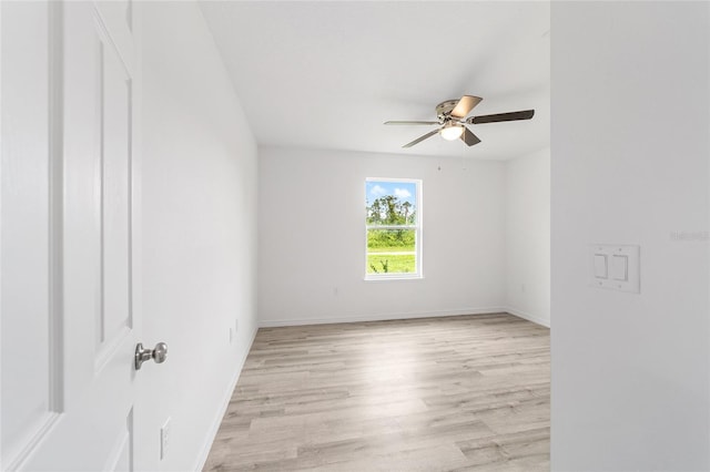 unfurnished room featuring light wood-type flooring, baseboards, and ceiling fan
