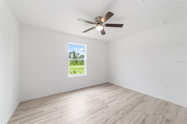 unfurnished room featuring light wood-style flooring, baseboards, and ceiling fan
