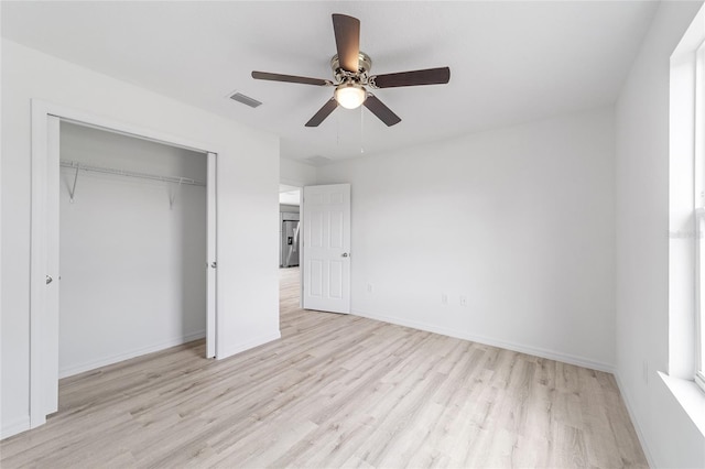 unfurnished bedroom with visible vents, baseboards, light wood-type flooring, a closet, and a ceiling fan