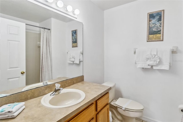 bathroom with curtained shower, toilet, and vanity