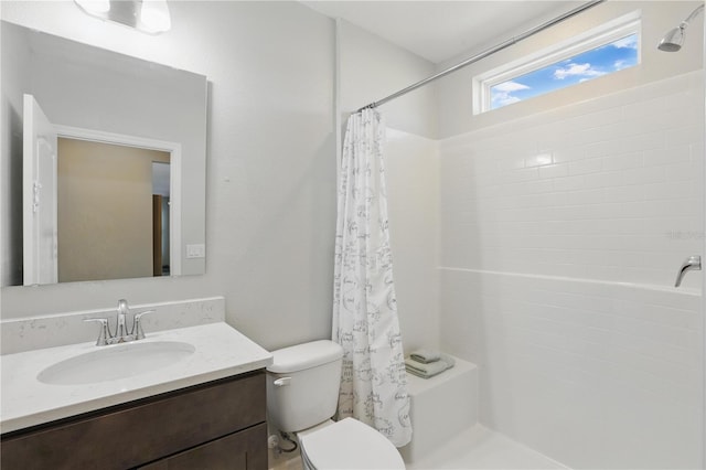 1158 Oak Bluff Dr, Davenport, FL 33837 - bathroom with vanity and shower / bath combo with shower curtain
