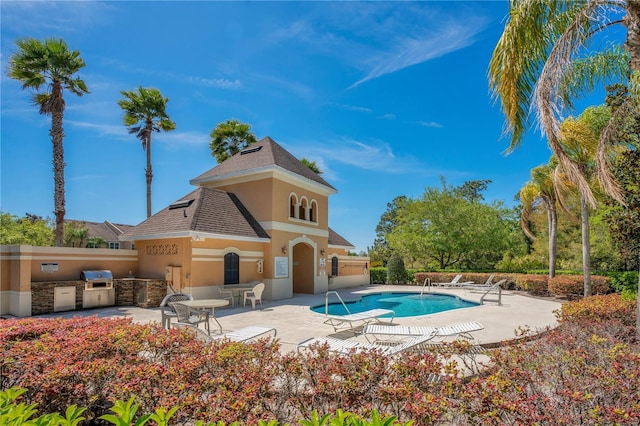 10124 Shadow Leaf Ct, Orlando, FL 32825 - community pool with a grill, exterior kitchen, fence, and a patio